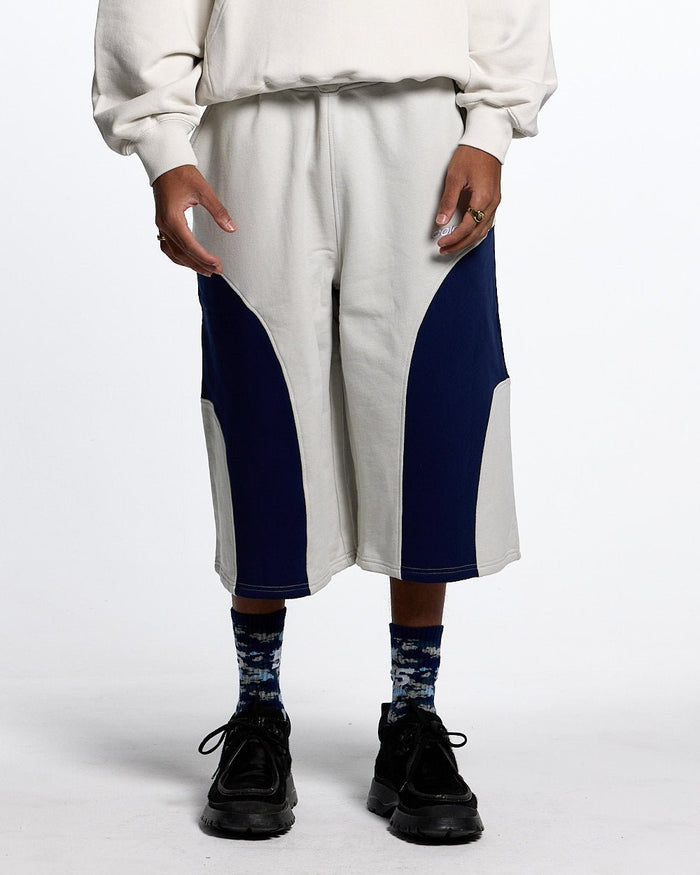 55 SWEAT SHORTS LIGHT GREY - light grey colorblock sweat shorts, front view on male model - Cold Culture #man