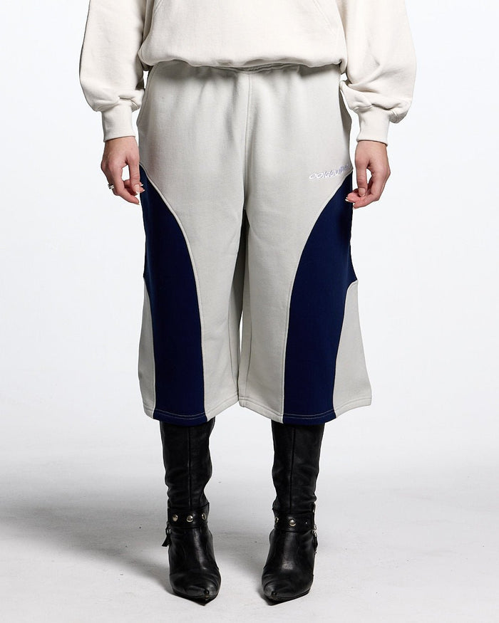 55 SWEAT SHORTS LIGHT GREY - light grey colorblock sweat shorts, front view on female model - Cold Culture #woman