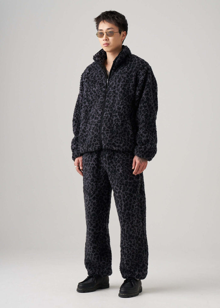 Éclectique black leopard fleece jacket angled look on model