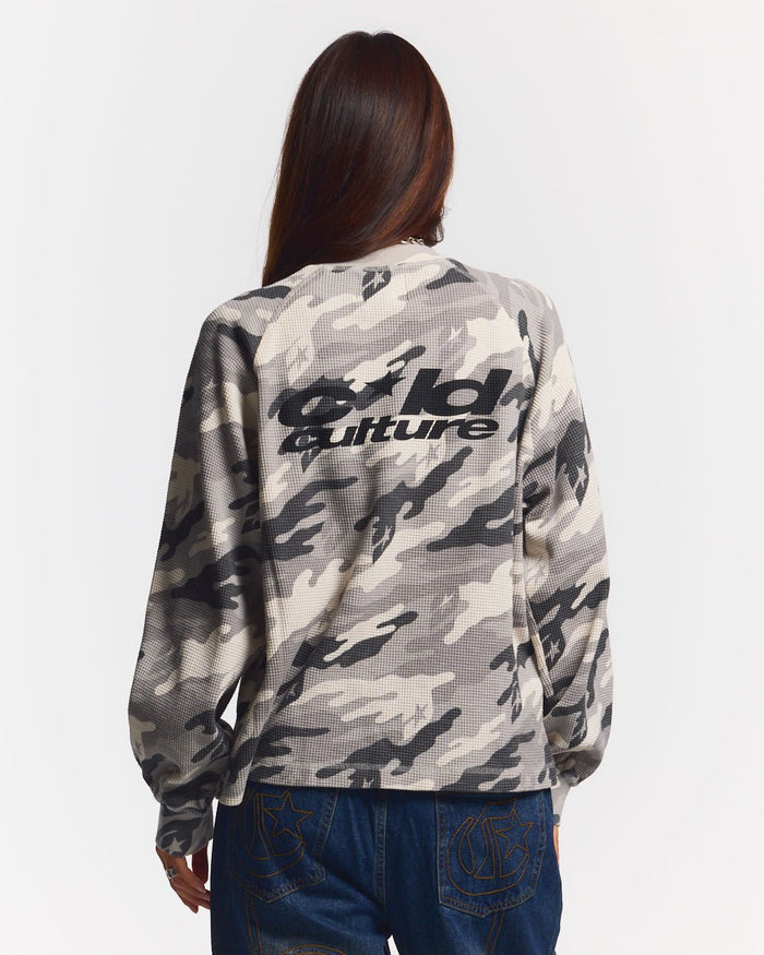 CAMO THERMAL LONGSLEEVE TEE GREY - grey camo longsleeve tee, back view on female model - Cold Culture #woman