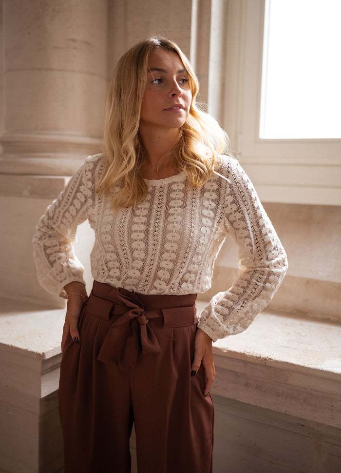Ecru lace blouse puffed sleeve detail