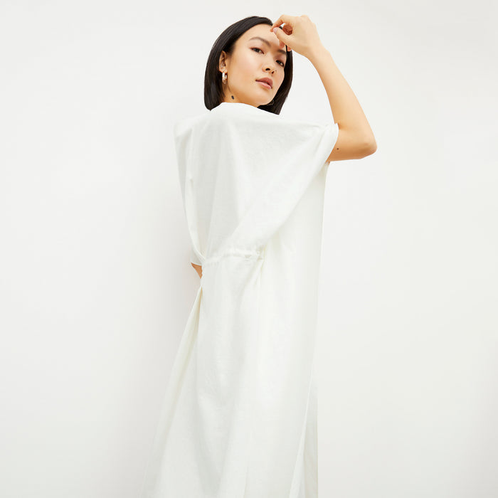 side image of a woman wearing the Freedlund Caftan in Ivory