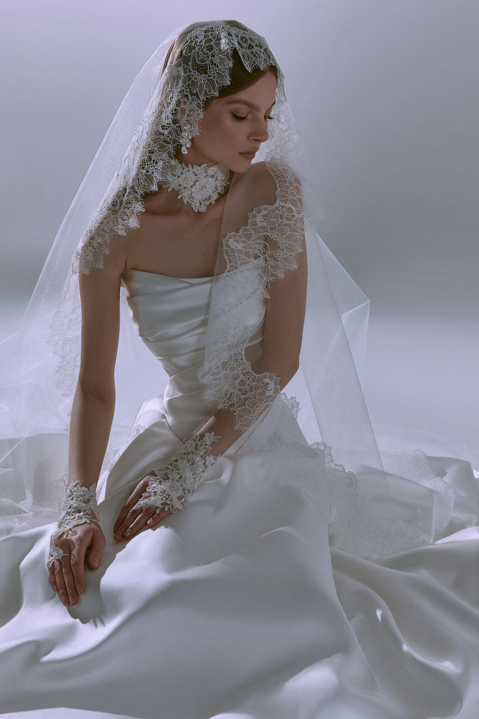 French Chantilly Lace Wedding Veil - Aylin