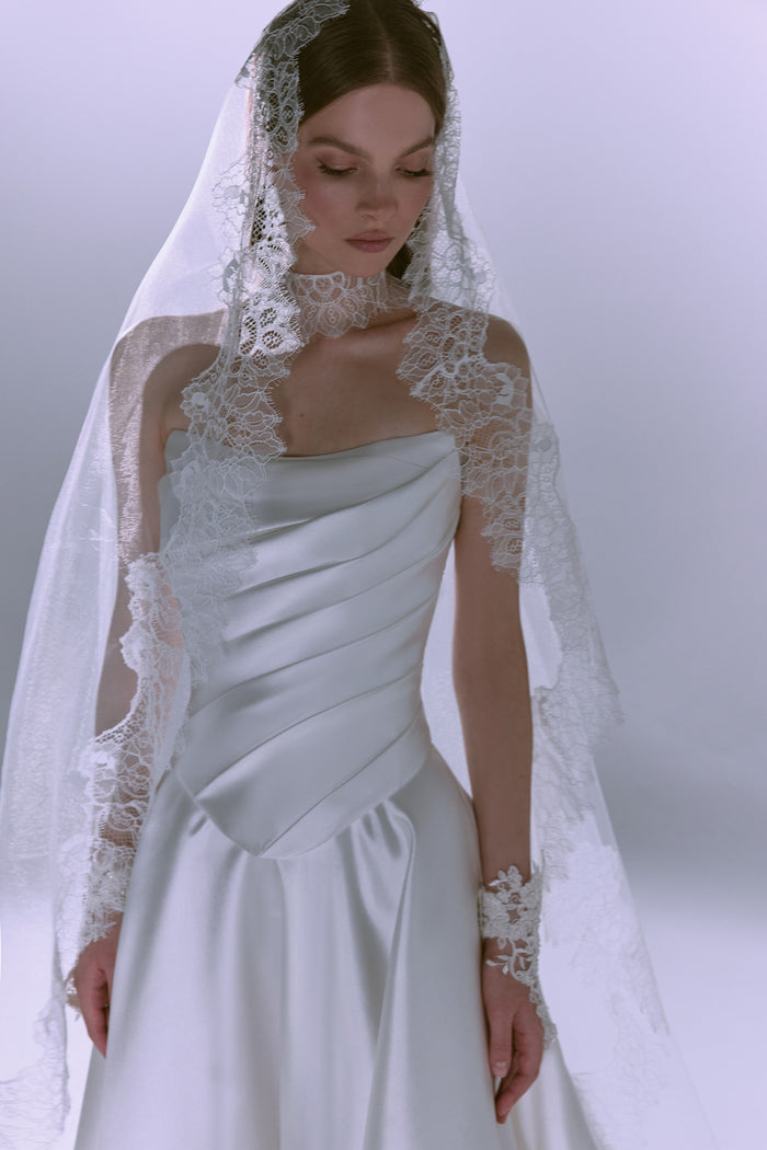 French Chantilly Lace Wedding Veil - Aylin