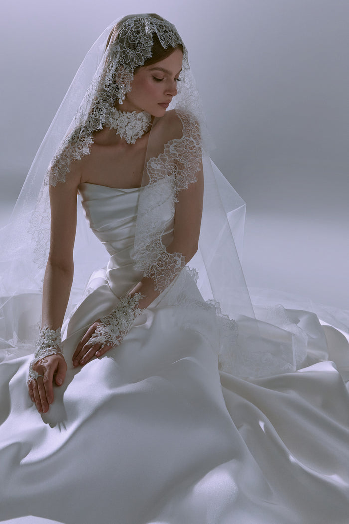 French Chantilly Lace Wedding Veil - Aylin