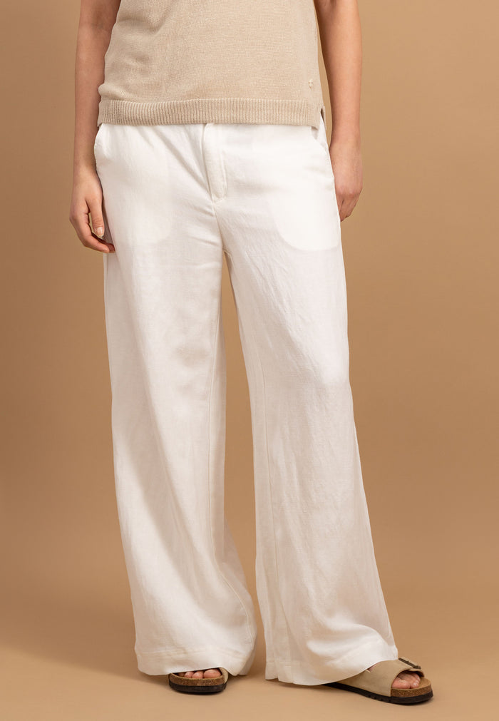 WHITE / 34