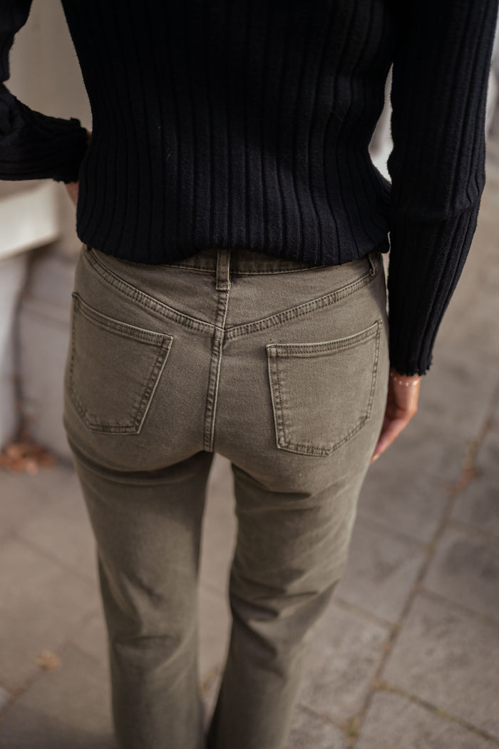 Khaki high-rise jeans styled look