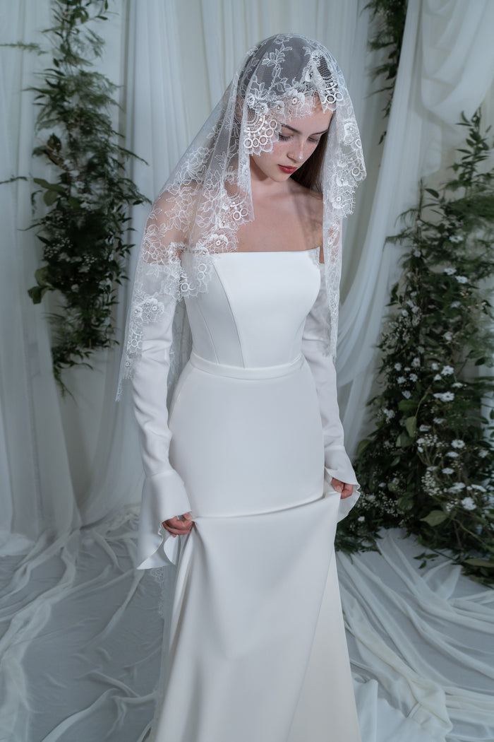 Lace Bridal Mantilla Veil Serena | Chantilly lace veil