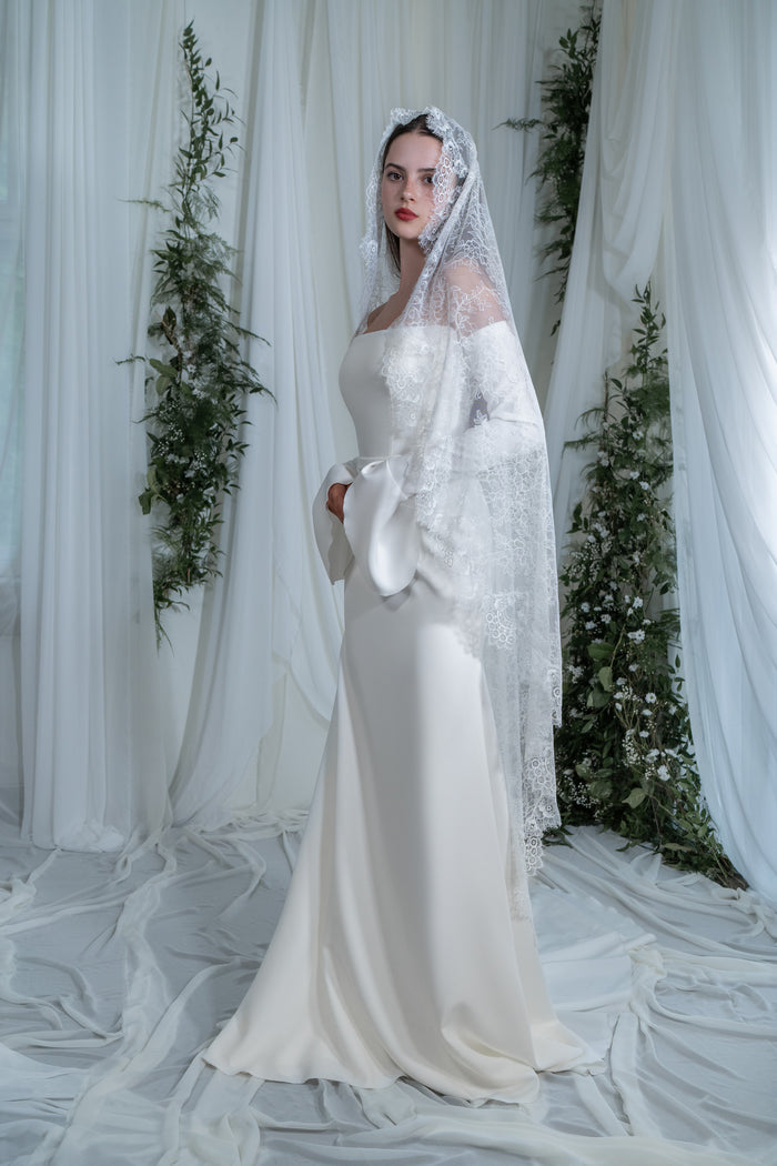 Lace Bridal Mantilla Veil Serena | Chantilly lace veil
