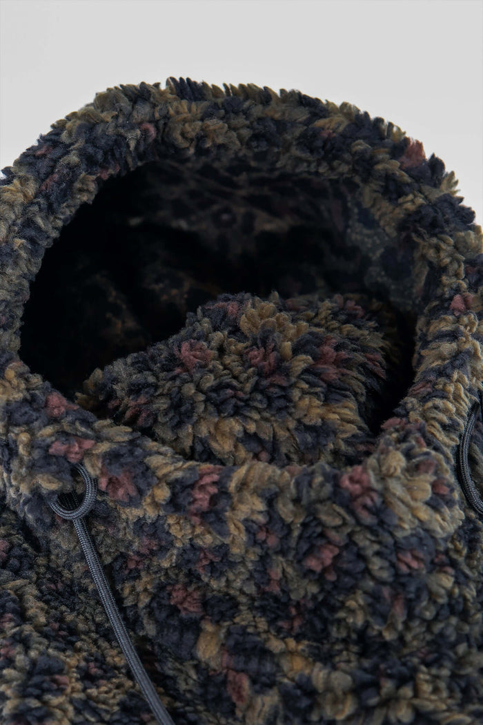 Close-up of Éclectique leopard fleece balaclava texture