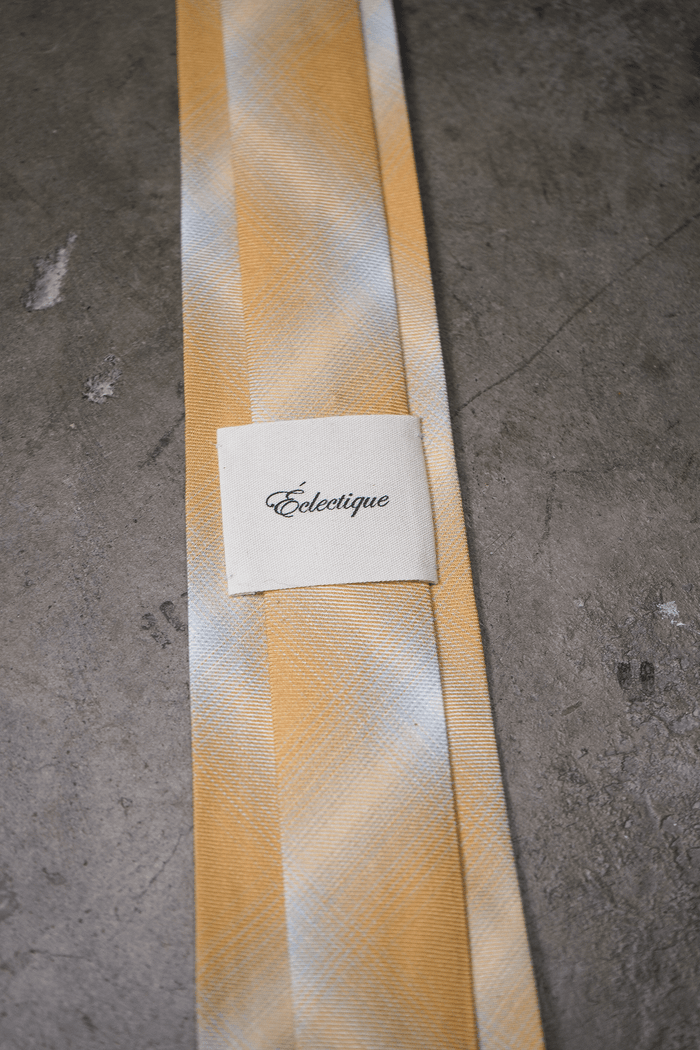 Éclectique ombre plaid tie in yellow, tag close up