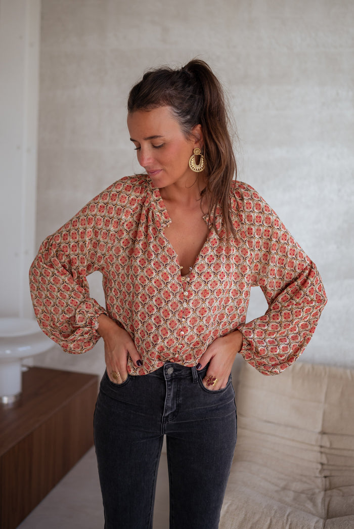 Patterned Tiffany blouse full look