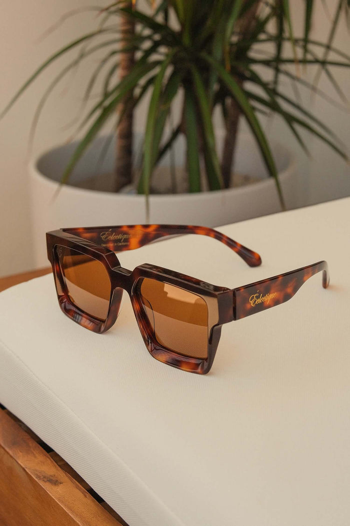 Éclectique polarized tortoise sunglasses side angle on table