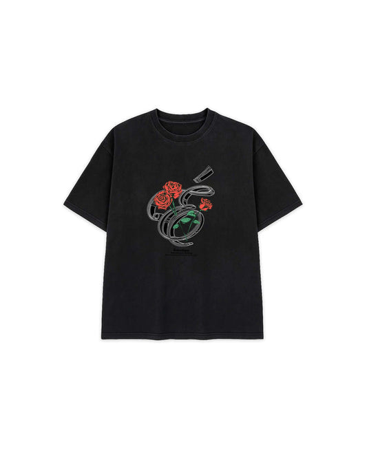 Éclectique Rose Graphic T-Shirt featuring detailed roses on a black silhouette, perfect for everyday wear.