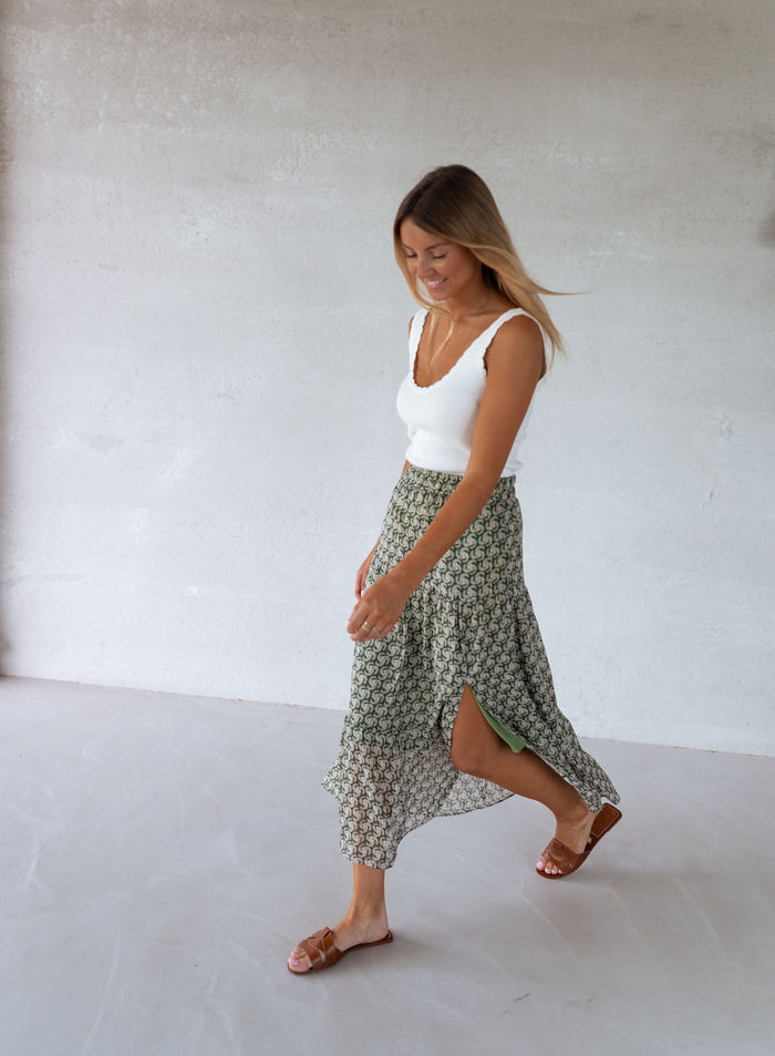 White Bella top scalloped edge close-up