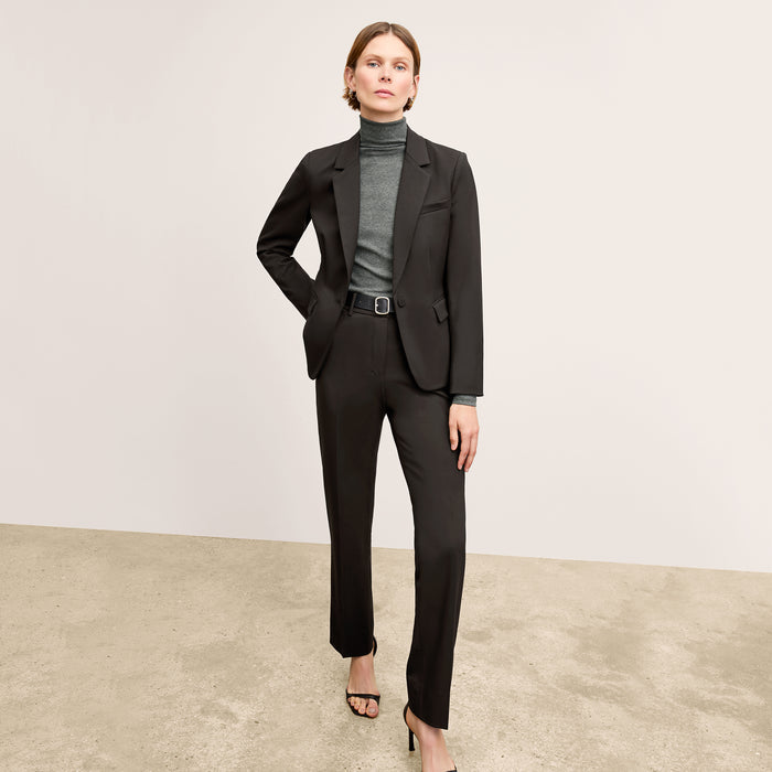 Front image of a woman wearing the Yiyan Blazer Short in Black