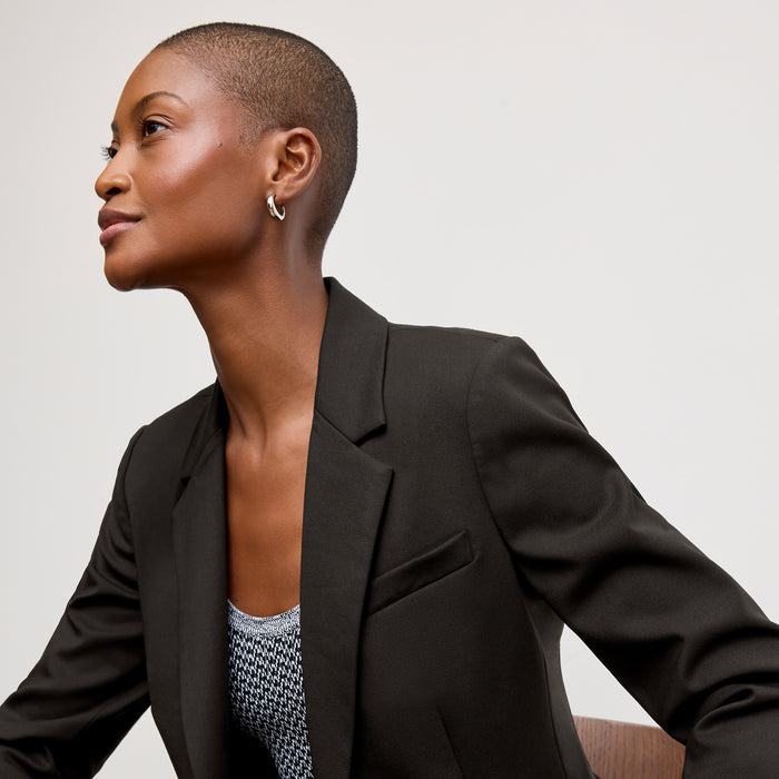 Front image of a woman wearing the Yiyan Blazer Short in Black